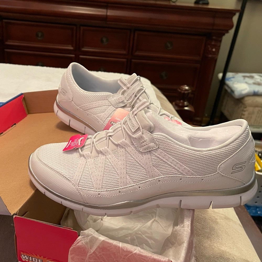 Skecher Flex Air Cooled Memory Foam. New, size 9.5 WIDE